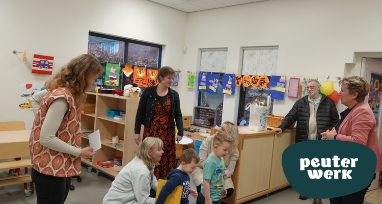 Wethouder Sterenborg opent nieuwe peutergroep voor extra ondersteuning in de ontwikkeling van kinderen. 
